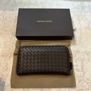 Bottega Veneta men’s zipped around wallet.